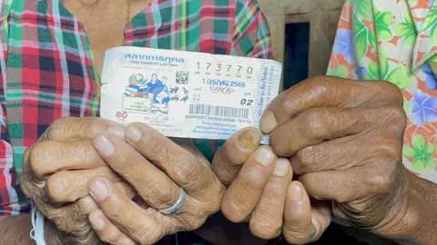 ตายายเฮลั่น ถูกรางวัลที่ 1 รับโชค 6 ล้าน หลังช่วยซื้อลอตเตอรี่ใบสุดท้ายของแผง