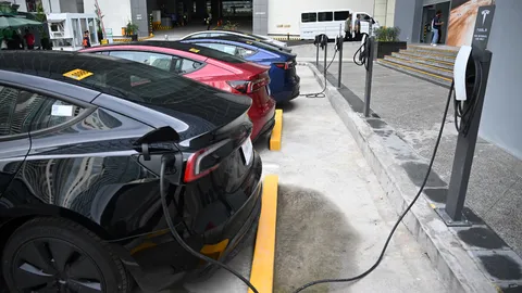 น้ำมันแพงดันคนฟิลิปปินส์แห่ซื้อรถ EV ไตรมาสแรกยอดขายพุ่ง 36% แต่สถานีชาร์จยังไม่พอ
