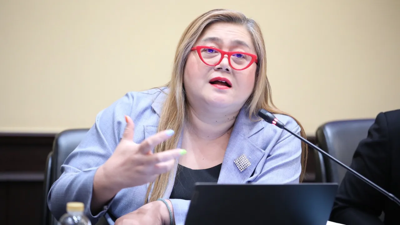 “ครูจวง” ฉะกลับ “ธีรศักดิ์” ปมสับนโยบายลดงานครูเหลว 