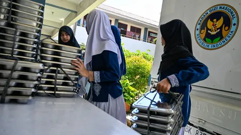 ผู้นำอินโดฯ ปลดฟ้าผ่าหัวหน้าโครงการอาหารฟรี เซ่นวิกฤตอาหารเป็นพิษ-ข้อครหาทุจริต
