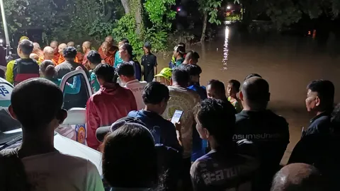 ฝนตกหนัก น้ำป่าไหลทะลัก ซัด "รถเก๋ง" พาพระไปสวดอภิธรรมตกบ่อน้ำ มรณภาพ 1 รูป