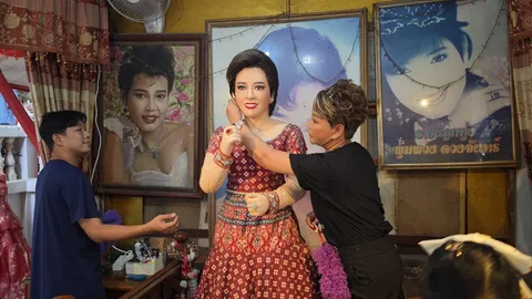 เปลี่ยนชุด “พุ่มพวง ดวงจันทร์” ครบรอบ 34 ปี ที่วัดทับกระดาน ไม่ลืมแบ่งปัน “เลขเด็ด”