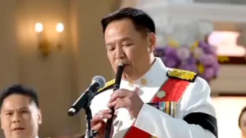 นายกฯ เป่าขลุ่ย อัญเชิญบทเพลงพระราชนิพนธ์ “ความฝันอันสูงสุด” งานสโมสรสันนิบาตเฉลิมพระเกียรติฯ 
