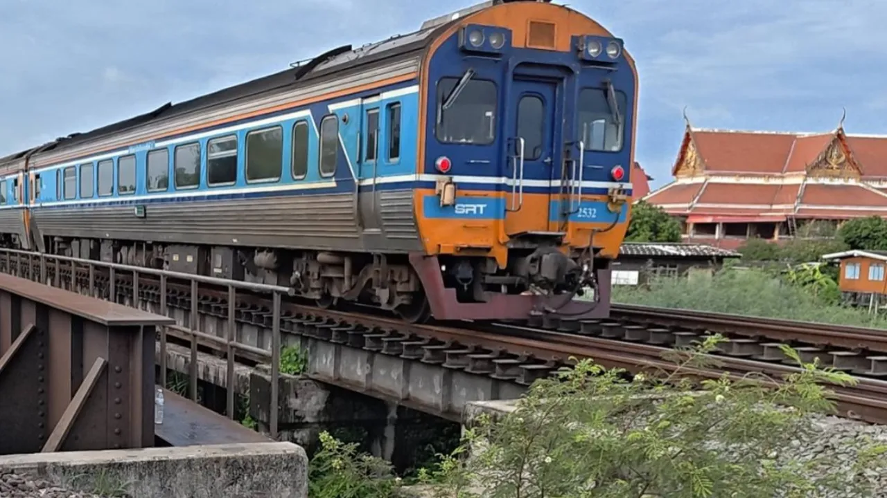 สลด รถไฟชนคน พบเพียงชิ้นส่วนขาขวา กู้ภัยเร่งปูพรมค้นหาส่วนที่เหลือ