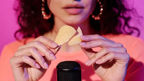 เจาะลึกทำไมเสียง ASMR ตอนกิน และทำอาหาร บางครั้งถึงช่วยฮีลใจคน Burnout ได้ดีกว่าเพลงบำบัด