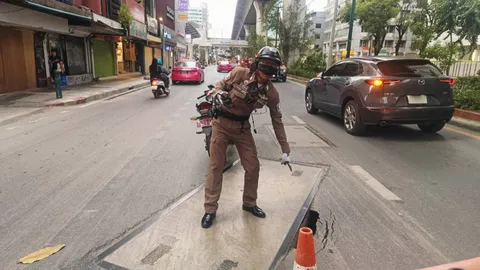 ด่วน แจ้งเตือนผู้สัญจรพบ “หลุมยุบตัว” บนถนนพญาไท เสี่ยงทรุดตัวเพิ่ม