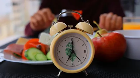 รู้จัก Chrononutrition กินเวลาฮอร์โมนพุ่ง จัดมื้ออาหารช่วยให้ดึงไขมันมาใช้ ทำให้สมองไบร์ทตอนเช้า