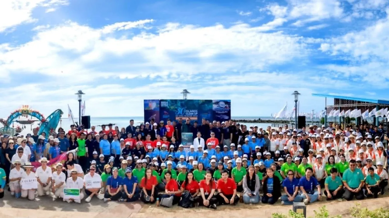 รวมพลังเก็บขยะชายหาดรอบเกาะสมุยรับวันมหาสมุทรโลก 