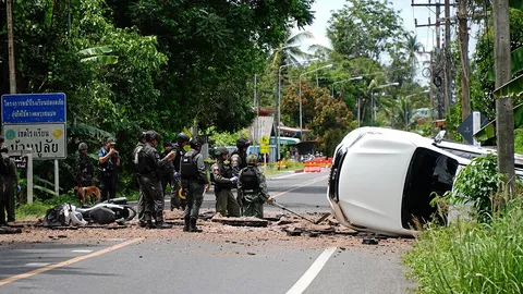 ระเบิดโรงไฟฟ้า บึมตำรวจหน้าโรงเรียน โดนรถกระบะพังยับ ชุดคุ้มครองครูเจ็บ 9