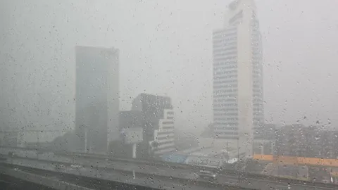 กรุงเทพฯ ชุ่มฉ่ำ ฝนตกหนักหลายพื้นที่ มาตรงเวลาคนกำลังเลิกงาน