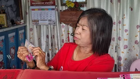 อานิสงส์หวยอลเวง สลากฯ แผง "เจ๊แห้ง" ขายดี หมดเกลี้ยงแล้วทุกเลข
