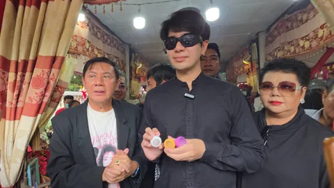 ไกรสร-เพชร ทำบุญครบรอบ พุ่มพวง ดวงจันทร์ จากไป 34 ปี ก่อนล้วงไหลุ้นเลขเสี่ยงโชค