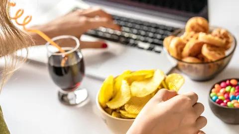 หิวจริงๆ หรือแค่เครียด ชวนเช็กสัญญาณ Emotional Eating อาการหิวทิพย์ที่มักจะกำเริบช่วงงานเยอะ