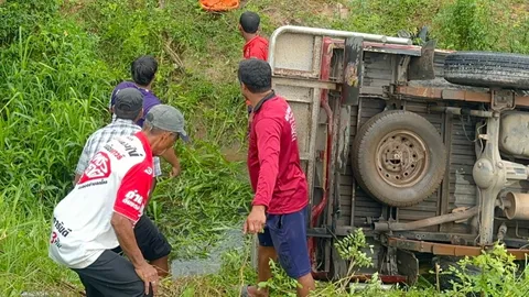 รถสองแถวผู้สูงอายุกลับจากงานศพ พลิกคว่ำตกคูน้ำ ดับ 1 ศพ เจ็บ 18 ราย