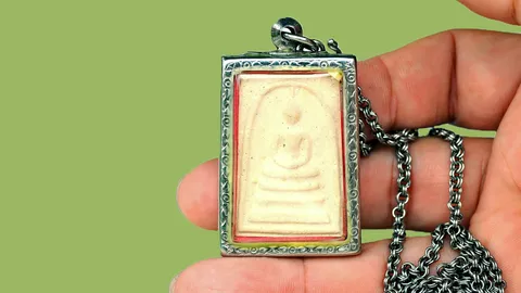 พระเครื่องขึ้นคอครั้งแรก ต้องทำอย่างไร สรุปขั้นตอนและบทสวดบูชา เพื่อความเป็นสิริมงคล