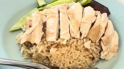 ตามรอยตำนาน 30 ปี "ข้าวมันไก่ไหหลำ" หน้าโรงเรียนราชวินิตบางแก้ว อร่อยคุ้ม ให้เยอะแบบไม่ทุบไก่