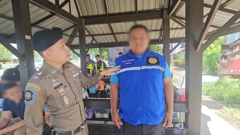 ตำรวจทางหลวงจับแก๊งปลัดเก๊ ซิ่งเก๋งติดตราราชการ เร็วทะลุ 121 กม./ชม. อ้างจะรีบไปประชุม
