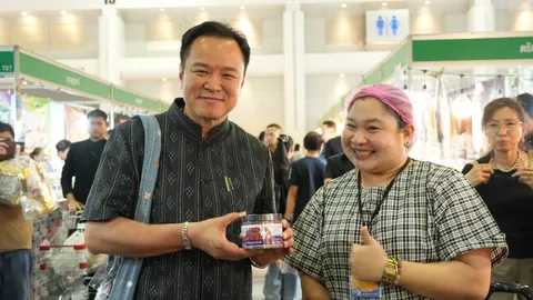 “นายกฯ อนุทิน” สะพายย่ามช้อปปิ้ง OTOP Midyear 2026 