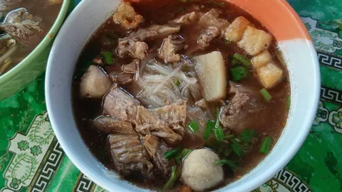 ชี้เป้าของอร่อยเมืองสุรินทร์ “ก๋วยเตี๋ยวป้าเนตร” หมูตุ๋นสูตรเด็ด อิ่มจุใจในราคาเพียง 30 บาท