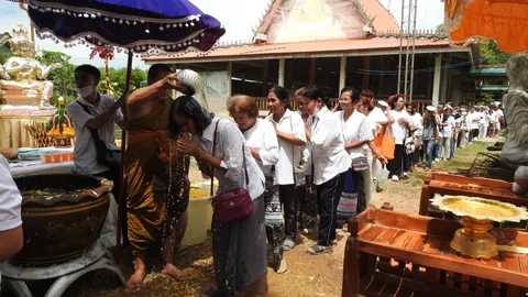 สายมูแห่ร่วมพิธีอาบน้ำมนต์จินดามณีหลวง ส่อง "เลขเด็ด" หางประทัดลุ้นโชค 1/7/69