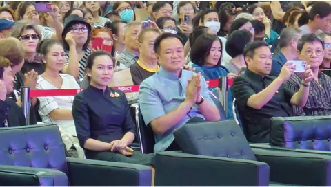 นายกฯ วิ่งรอกภารกิจเยือนงาน OTOP  โดดขึ้นเวทีร่วมร้อง เต้นเพลง “เพียงกระซิบ” 