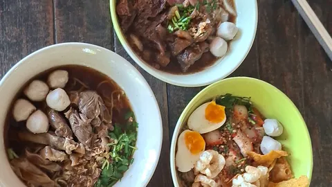 ชี้เป้าของอร่อยอุตรดิตถ์ “ก๋วยเตี๋ยวโบราณป้าชโลม” ตำนานเตาถ่าน 45 ปี อร่อยเด็ดแบบไม่ต้องปรุง