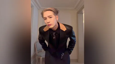 หล่อกร้าวใจ! ประมวลภาพ Jackson Wang ร่วมชมโชว์แบรนด์หรู ณ ปารีส 