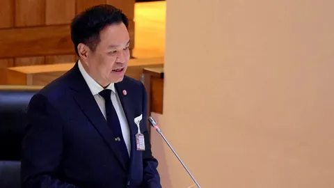 ประชาธิปัตย์ขย่มขุนคลัง หงอการเมือง สภารับหลักการ โอนงบฯ หมื่นล้าน