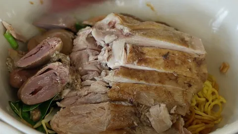 หนีกรุงมุ่งหน้า "ตราด" ตามรอยความอร่อย "ก๋วยเตี๋ยวเป็ดสูตรลับ" มัดใจลูกค้าแน่นกว่า 5 ปี