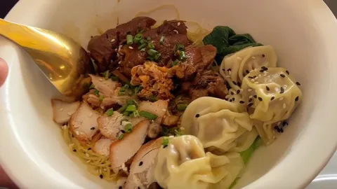 อาหารฟิวชันรับหน้าฝน "บะหมี่เกี๊ยวเห็ดถอบ" จ.เชียงใหม่ กรอบเด้งสู้ฟัน ที่ร้านตี๋น้อยโอชา