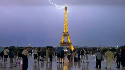 ระทึก! ฟ้าผ่าลงหอไอเฟลกลางพายุฝนฟ้าคะนอง หลังฝรั่งเศสเผชิญคลื่นความร้อนหนัก 