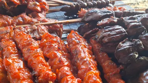 ไก่ย่างร้านเด็ดสิงห์บุรีกับ “ไก่ย่างป้าเข็มชาติ” ตำนานเตาถ่านไม้ละ 10 บาท หอมฟุ้งทะลุโค้ง