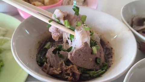 อิ่มคุ้มยุคประหยัด น้ำซุปสุดเข้มข้นที่ "แซ่บซี๊ด ก๋วยเตี๋ยว ร.เรือ" พิษณุโลก เริ่มต้นชามละ 19 บาท