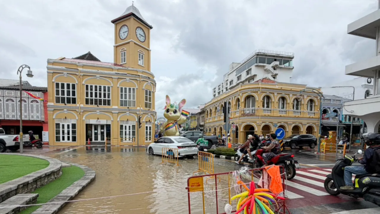 น้ำท่วมภูเก็ตคลี่คลาย เปิดสัญจรได้ตามปกติ แต่ยังเฝ้าระวังฝนตกต่อเนื่อง