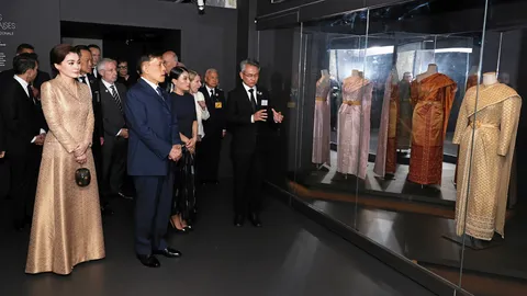 นิทรรศการผ้าฯ “ราชพัสตราสู่สากล” สานมิตร “ไทย-ฝรั่งเศส” ในหลวง-พระราชินี ทรงทอดพระเนตร