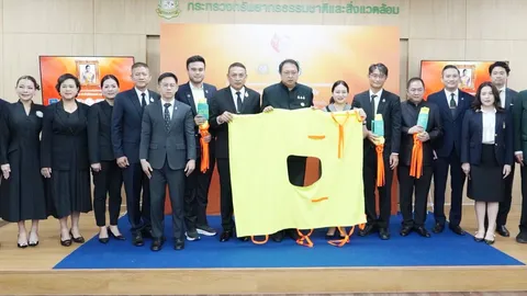 สถาบันพระปกเกล้า เปลี่ยน “ขยะทะเล” สู่ “ผ้าพลิกตัวผู้ป่วยติดเตียง” ผ่านโครงการ Upcycling for Life