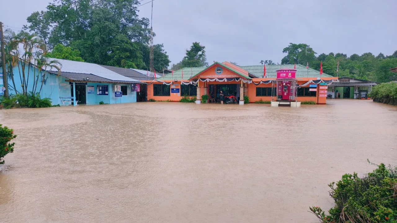 ตราดอ่วม ฝนตกหนักต่อเนื่อง ทำน้ำป่าหลากท่วมหลายพื้นที่ใน อ.เขาสมิง - อ.บ่อไร่