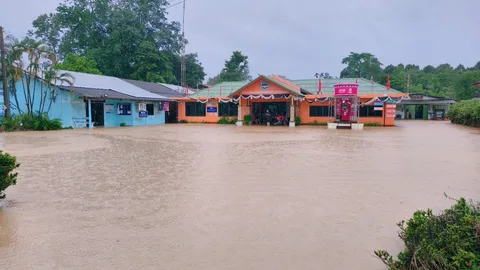 ตราดอ่วม ฝนตกหนักต่อเนื่อง ทำน้ำป่าหลากท่วมหลายพื้นที่ใน อ.เขาสมิง - อ.บ่อไร่