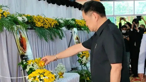 “นายกฯ อนุทิน” ร่วมอาลัยพระธุดงค์มรณภาพ 7 รูป ที่วัดบ้านน้ำขุ่น จ.อุบลฯ