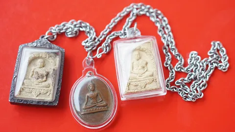 ห้อยพระหลายองค์ องค์ไหนจะช่วย? ไขความเชื่อ พุทธคุณจะตีกันจริงหรือไม่