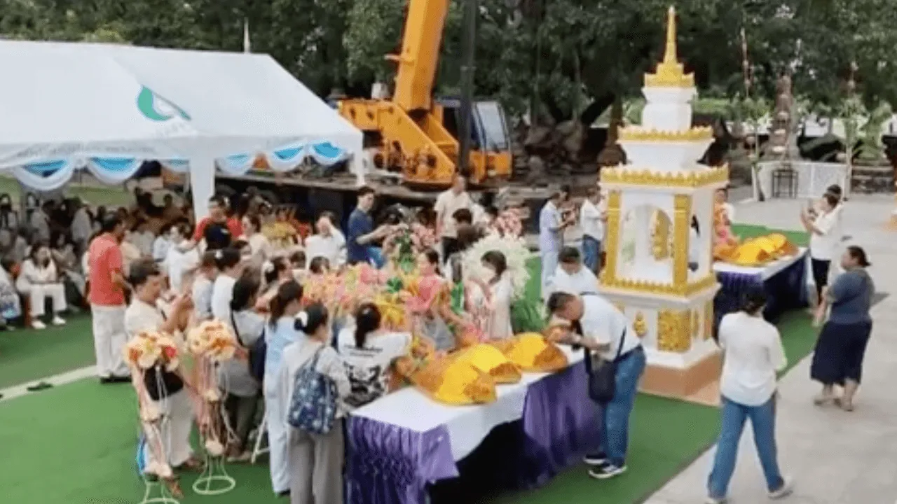 คอหวยแห่ส่อง "เลขเด็ด" พิธียกช่อฟ้าพระอุโบสถ ทำบุญอายุวัฒนมงคล 74 ปี