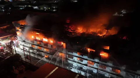 ไฟไหม้โรงงาน ย่านบางปู เผาวอดอาคาร 5 ชั้น โครงสร้างเริ่มแตกร้าว มีความเสี่ยงพังถล่ม