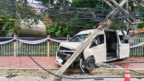 ปทุมธานี ระทึกคนขับรถตู้รับ-ส่งนักเรียนหลับในพุ่งชนเสาไฟฟ้าหักโค่น บาดเจ็บ 13 ราย