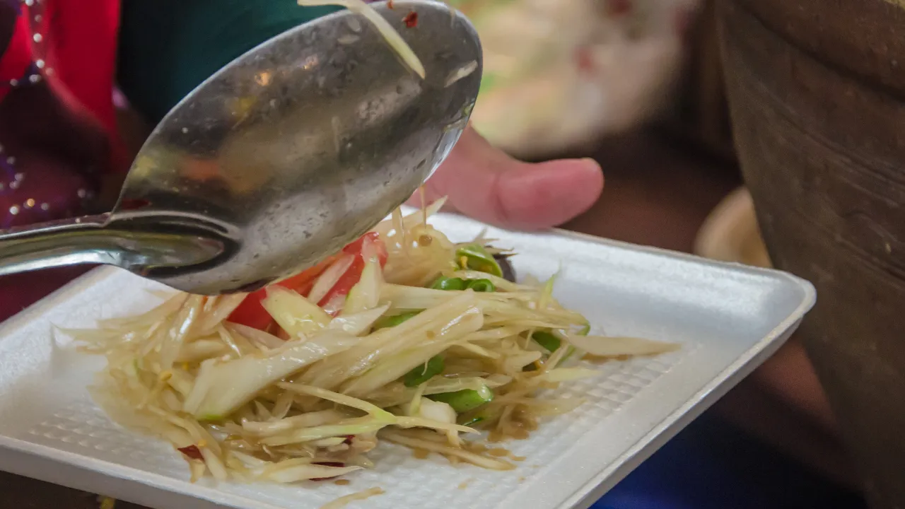 สั่งตรวจร้านส้มตำ หลังนิสิตใหม่ ม.มหาสารคาม เจอพยาธิใบไม้ตับกว่า 4 พันราย