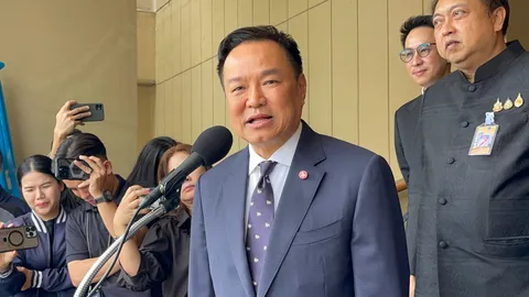 “อนุทิน” ปิดโอกาสพบ “ทักษิณ” ที่มาเลเซีย บอกประชุมยาวทั้งวัน เคยแสดงความยินดีไปแล้ว