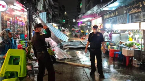 ฝนตกลมแรง กันสาดสังกะสีร่วงหล่นกลางเยาวราช ได้รับบาดเจ็บ 1 ราย