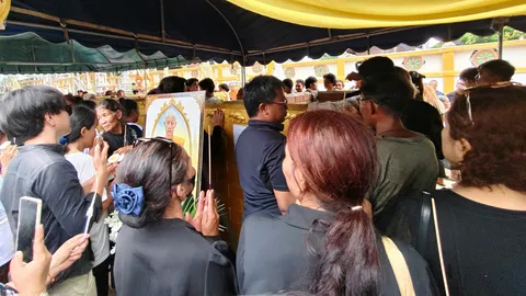 อาลัยแน่นวัด พระราชทานเพลิงเผาร่าง 7 พระธุดงค์ ทำบุญใหญ่อุทิศกุศล จุดเด็กชาย 11 ปีซิ่งชน