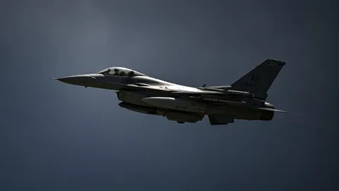 F-16 กรีซ ลงจอดกระแทกพื้นไฟลุกท่วม หลังขัดข้องทางเทคนิค