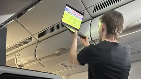 ฮีโร่เหนือเมฆ! หนุ่มใจบุญซื้อ WiFi เพื่อดูฟุตบอลโลก ก่อนคนทั้งลำร่วมเชียร์ (คลิป)