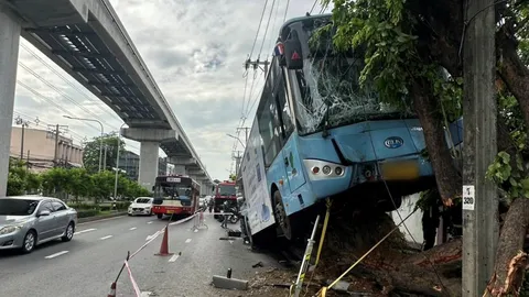 บาดเจ็บ 10 ราย "รถเมล์ปรับอากาศ" เสียหลักพุ่งขึ้นทางเท้า ชนต้นไม้ริมถนนลาดพร้าว